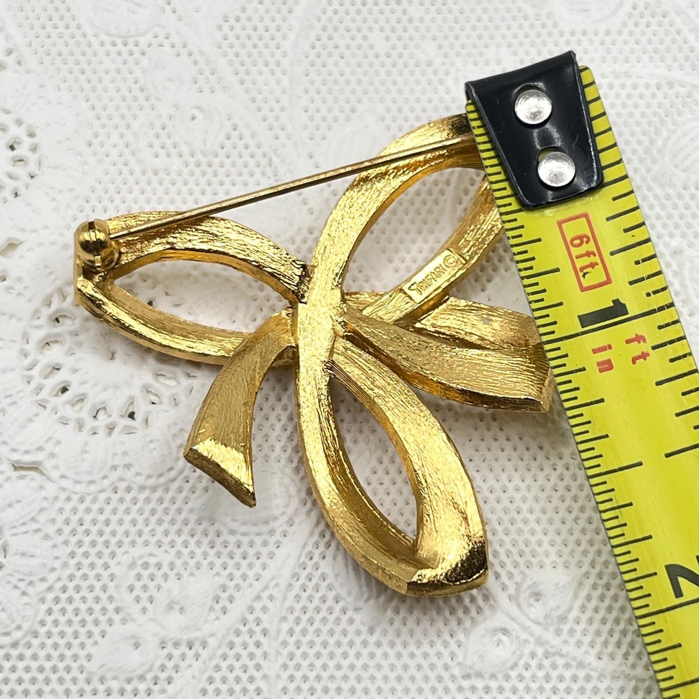 Vintage Crown Trifari Gold Tone Textured Studded Bow Ribbon Pin Brooch - Picture 11 of 12